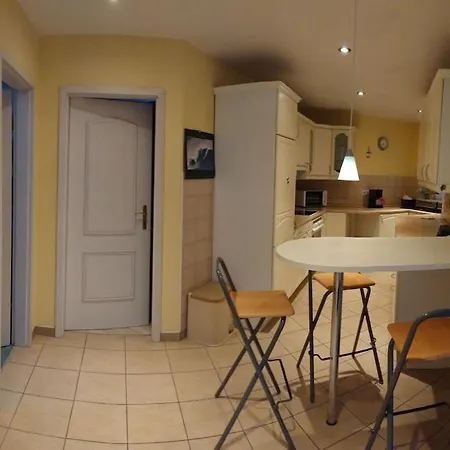 With 2 Bedrooms Prázdninový dům *